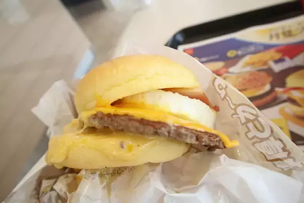 「【どっちを買うべき？】マックの「月見バーガー」で“チーズ推し”の2種を食べ比べてみたら… 比較レビュー」の画像