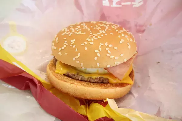 「【どっちを買うべき？】マックの「月見バーガー」で“チーズ推し”の2種を食べ比べてみたら… 比較レビュー」の画像