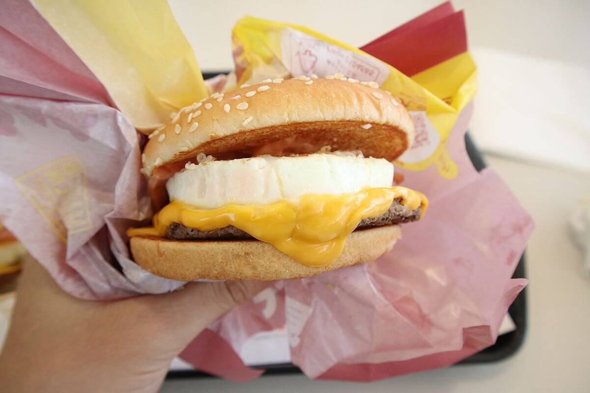 【どっちを買うべき？】マックの「月見バーガー」で“チーズ推し”の2種を食べ比べてみたら… 比較レビュー