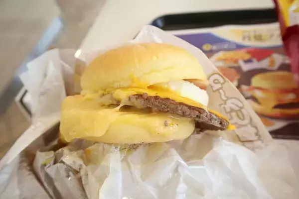 「【どっちを買うべき？】マックの「月見バーガー」で“チーズ推し”の2種を食べ比べてみたら… 比較レビュー」の画像