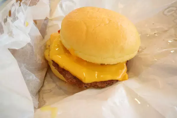 「【どっちを買うべき？】マックの「月見バーガー」で“チーズ推し”の2種を食べ比べてみたら… 比較レビュー」の画像