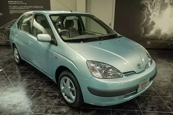 「ハイブリッドカーの雄トヨタ・プリウスの過去5年の新車販売台数と推移。EV化の波でどう動くか」の画像