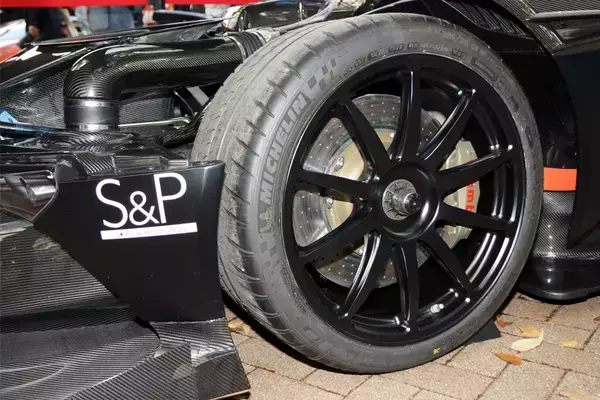 「世界限定24台の希少アストンマーティンが渋谷に出現」の画像