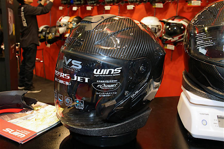 ライダー驚愕の価格、ドライカーボンのメットが3万円台!?