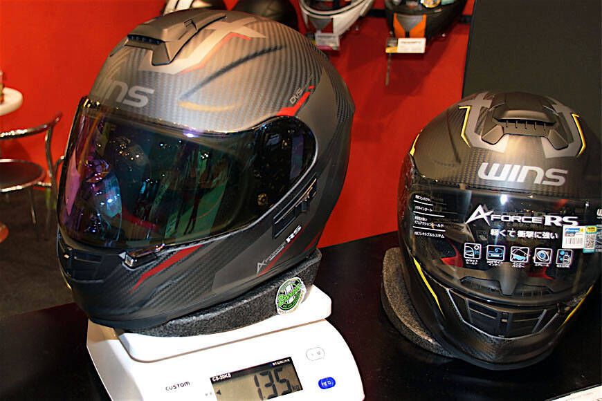 ライダー驚愕の価格、ドライカーボンのメットが3万円台!?