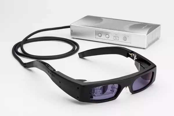 「網膜に直接映像を投影するスマートグラス」が一般受注開始