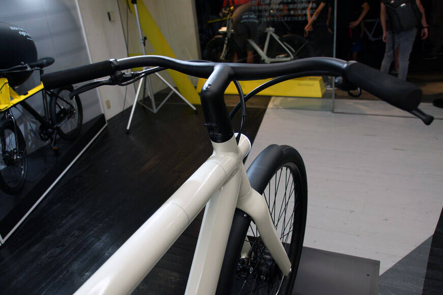 オランダ発！ 前輪にモーターを内蔵するスマート自転車を試乗してみた