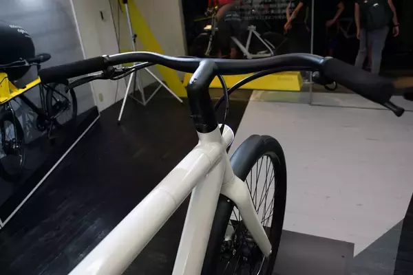 「オランダ発！ 前輪にモーターを内蔵するスマート自転車を試乗してみた」の画像
