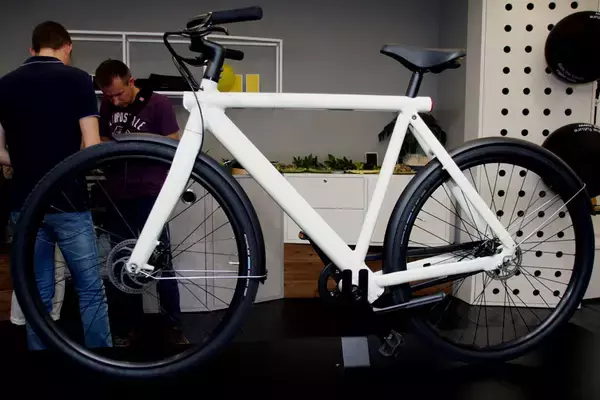 「オランダ発！ 前輪にモーターを内蔵するスマート自転車を試乗してみた」の画像