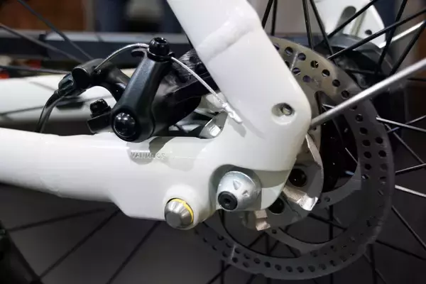 「オランダ発！ 前輪にモーターを内蔵するスマート自転車を試乗してみた」の画像