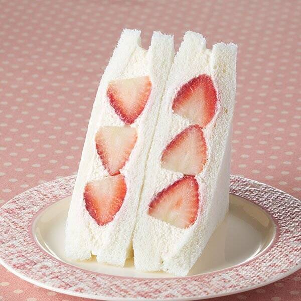 【ファミリーマート】バリエーション豊富で迷っちゃう！ファミマの新作サンドイッチ3選「【ファミマの白をまとったいちご狩りⓇ】いちご&ホイップサンド」は生のいちごがたっぷり！