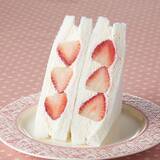 「【ファミリーマート】バリエーション豊富で迷っちゃう！ファミマの新作サンドイッチ3選「【ファミマの白をまとったいちご狩りⓇ】いちご&ホイップサンド」は生のいちごがたっぷり！」の画像2