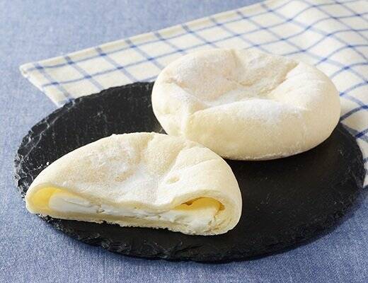 【ローソン】もっちり食感の生地が美味しい！技あり新作パン3選「もっちりとした白いチーズパン」はチーズクリームがたっぷり入って大満足！