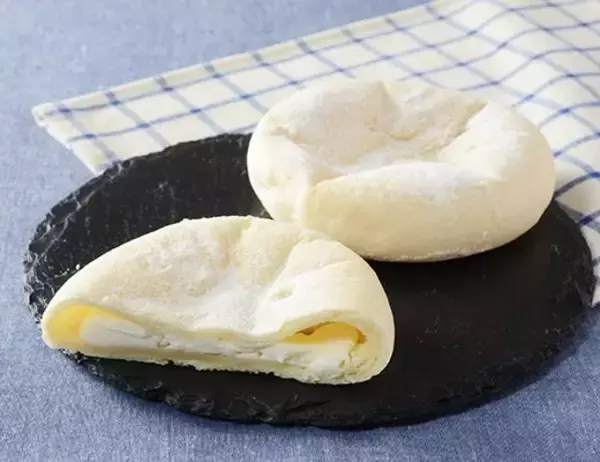 「【ローソン】もっちり食感の生地が美味しい！技あり新作パン3選「もっちりとした白いチーズパン」はチーズクリームがたっぷり入って大満足！」の画像