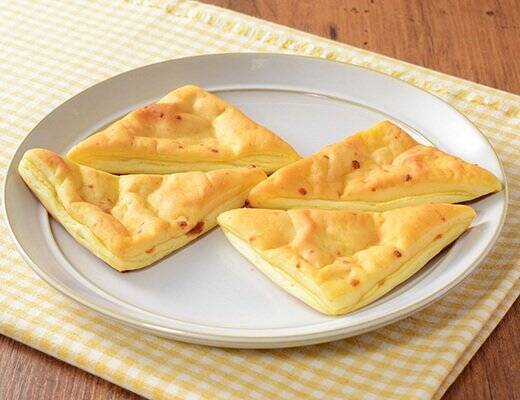 【ローソン】もっちり食感の生地が美味しい！技あり新作パン3選「もっちりとした白いチーズパン」はチーズクリームがたっぷり入って大満足！