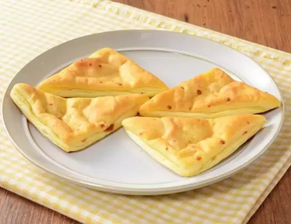 「【ローソン】もっちり食感の生地が美味しい！技あり新作パン3選「もっちりとした白いチーズパン」はチーズクリームがたっぷり入って大満足！」の画像
