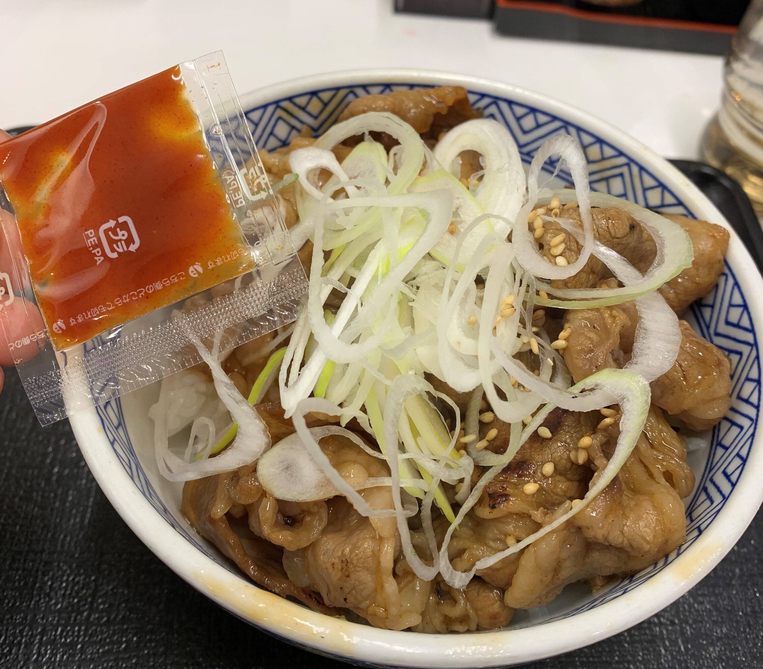 【吉野家】カルビ丼を徹底解説。おススメ食べ方3選＆牛丼との比較も