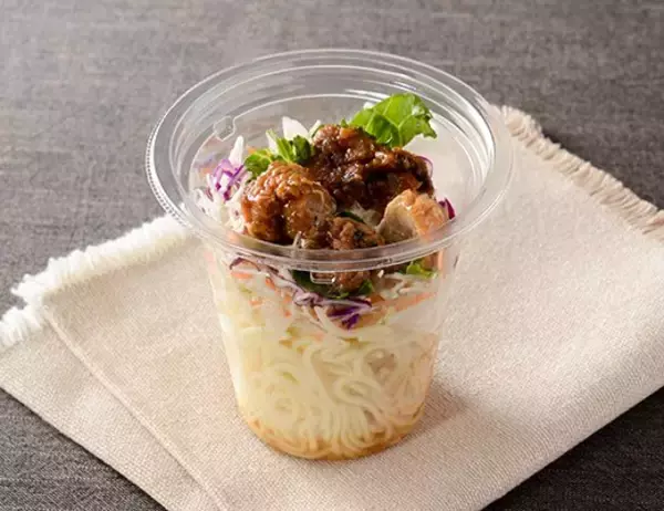 「【ローソン】サクッと楽しめる！新作の手軽に食べられるサラダ3選「0秒パスタサラダ　タルタルチキン」は野菜とチキンをトッピング」の画像