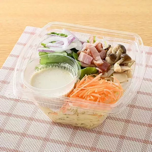 「【ファミリーマート】忙しい時期こそ健康バランスを！ファミマのヘルシー商品3選「ベーコンときのこクリームパスタサラダ」のドレッシングはポルチーニの香り！」の画像