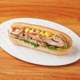 「【ファミリーマート】忙しい時期こそ健康バランスを！ファミマのヘルシー商品3選「ベーコンときのこクリームパスタサラダ」のドレッシングはポルチーニの香り！」の画像3