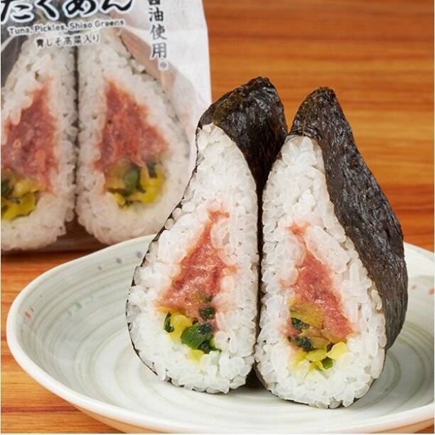 【ファミリーマート】手軽なサイズ感で食欲そそる断面！新作お寿司3選「サンド寿司　まぐろたくあん」は食べ応えのある人気具材コンビ