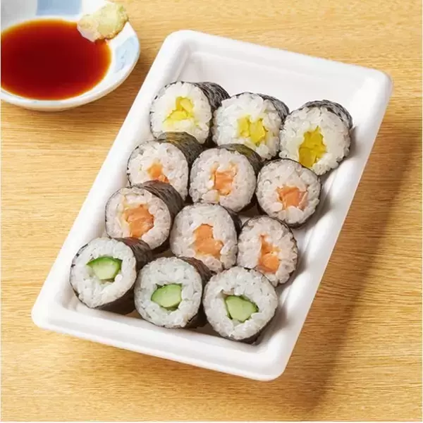 「【ファミリーマート】手軽なサイズ感で食欲そそる断面！新作お寿司3選「サンド寿司　まぐろたくあん」は食べ応えのある人気具材コンビ」の画像