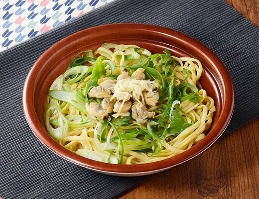 【ローソン】量や素材にこだわった新作めん類3選「こだわりおだしの生パスタ　あさりと九条ねぎ」は生パスタとだしがほどよく絡む、針しょうががアクセントをきかせた和風パスタ