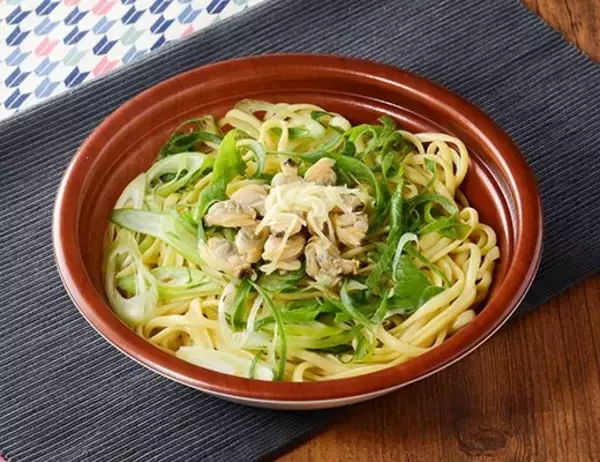 「【ローソン】量や素材にこだわった新作めん類3選「こだわりおだしの生パスタ　あさりと九条ねぎ」は生パスタとだしがほどよく絡む、針しょうががアクセントをきかせた和風パスタ」の画像