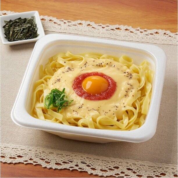 【ファミリーマート】コンビニで本格パスタが楽しめる新作3選「鎌倉パスタ監修　生パスタ明太カルボナーラ」はクリーミーソースが平打ち生パスタと絡み合う！