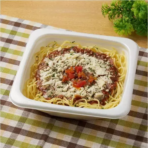 「【ファミリーマート】コンビニで本格パスタが楽しめる新作3選「鎌倉パスタ監修　生パスタ明太カルボナーラ」はクリーミーソースが平打ち生パスタと絡み合う！」の画像