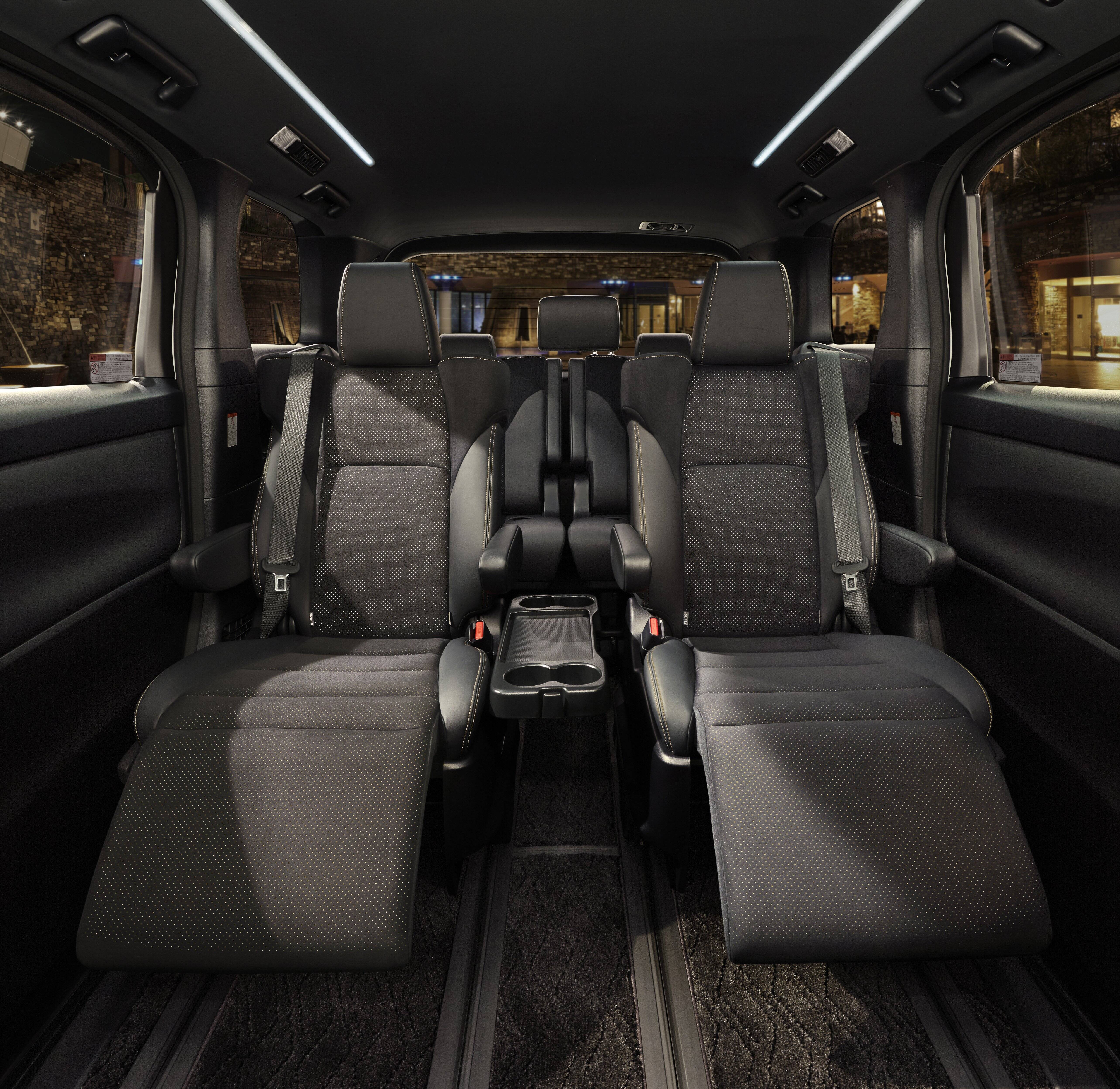 【アルファード】トヨタの人気車種、「ゴールド」特徴の新型が来週発売！気になる画像や価格は