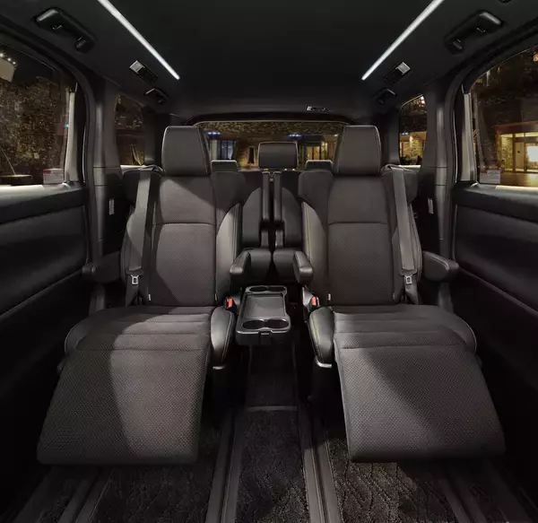 「【アルファード】トヨタの人気車種、「ゴールド」特徴の新型が来週発売！気になる画像や価格は」の画像