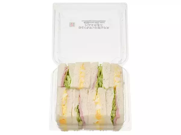 「【セブン-イレブン】忙しい年末はワンハンドで！満足感いっぱいの総菜パン新作3選「群馬県産豚肉使用　黒いカレーパン」は素材にこだわったインパクトな黒パン！」の画像