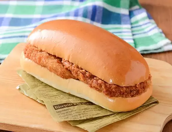 「【ローソン】ボリューム満点！新作のがっつり惣菜パン3選3選「具！パン　コーン入りコロッケ＆メンチカツ　マスタード」はコロッケとメンチカツの2つの具材が一度に楽しめる」の画像