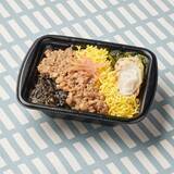 「【ファミリーマート】全部食べたい！九州新幹線全線開業15周年記念タイアップ商品3選「【九州】「うまいもん選抜！九州グルメ大冒険」かしわめし&サラダちくわ弁当」は新鳥栖駅の名物駅弁「かしわめし」をイメージした一品」の画像2