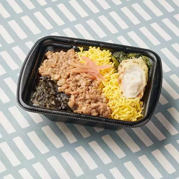 「【ファミリーマート】全部食べたい！九州新幹線全線開業15周年記念タイアップ商品3選「【九州】「うまいもん選抜！九州グルメ大冒険」かしわめし&サラダちくわ弁当」は新鳥栖駅の名物駅弁「かしわめし」をイメージした一品」の画像