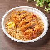 「【ファミリーマート】お花見や行楽ランチにも！新作お弁当3選「スパイシーな味わい！辛旨チキン&ジャンバラヤ」はドーンとのった大きな辛旨チキンが美味しそう！」の画像2