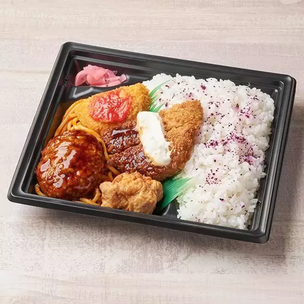 「【ファミリーマート】お花見や行楽ランチにも！新作お弁当3選「スパイシーな味わい！辛旨チキン&ジャンバラヤ」はドーンとのった大きな辛旨チキンが美味しそう！」の画像