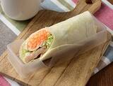 「【ローソン】見た目よりボリュームと満足感あり！新作総菜パン類3選「サラダROLL　豚しゃぶ」はお肉も野菜もごまマヨネーズソースで楽しめるヘルシーワンハンドロール」の画像3