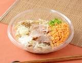 「【ローソン】有名店の味を手軽に楽しめる！新作の有名店監修商品3選「麺屋一燈監修　冷しニンニク豚まぜそば」は太麺に豚骨の旨みを感じられる醤油スープを合わせた満足感のある冷し麺！」の画像2