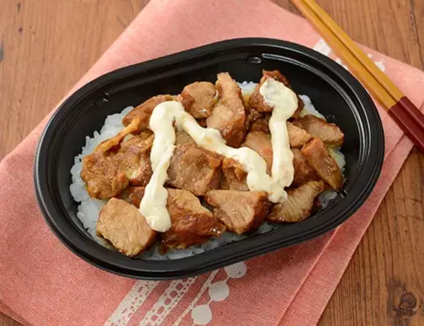「【ローソン】有名店の味を手軽に楽しめる！新作の有名店監修商品3選「麺屋一燈監修　冷しニンニク豚まぜそば」は太麺に豚骨の旨みを感じられる醤油スープを合わせた満足感のある冷し麺！」の画像