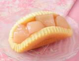 「【ローソン】自分へのご褒美タイムに！桃づくしの新作スイーツ3選「ごろっと1/2個分！桃のオムレット」は桃とレアチーズの組み合わせが楽しめる夏のオムレット」の画像2