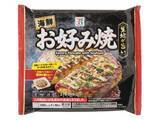 「【セブン-イレブン】忙しい日の食卓に活躍！新作の７プレミアム3選「７プレミアム 海鮮お好み焼」はふんわり食感の生地と魚介のうま味が特長！」の画像2