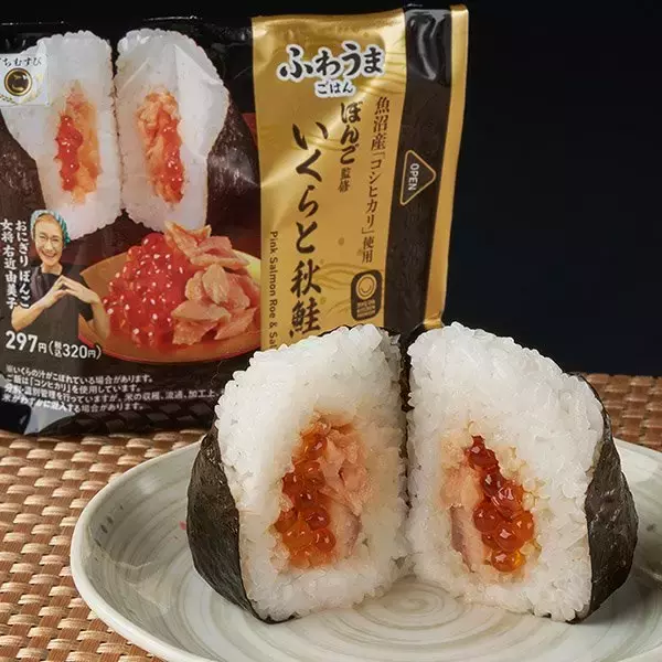 「【ファミリーマート】熱いお茶と一緒に！ファミマの新作おにぎり3選「ぼんご監修　ごちむすび　いくらと秋鮭」はほどける食感！」の画像