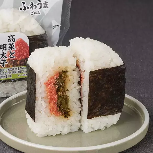 「【ファミリーマート】熱いお茶と一緒に！ファミマの新作おにぎり3選「ぼんご監修　ごちむすび　いくらと秋鮭」はほどける食感！」の画像