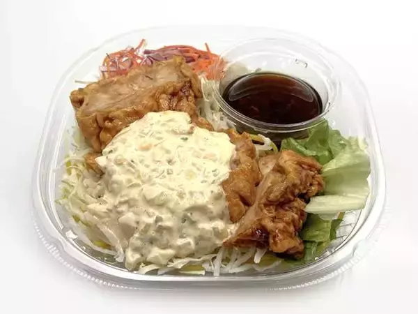 「【セブン-イレブン】全国各地の限定メニューが気になる！新作お弁当・麺3選「北海道名物ラーメンサラダ　大盛タレザンギ」は甘めのタレザンギとタルタルソースが美味しそう！」の画像
