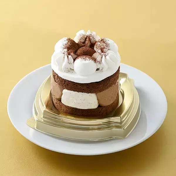 「【ファミリーマート】ビジュもいい！ファミマの新作スイーツ3選「ピエール・エルメ　アンソロジー監修　チョコレートバニラケーキ」は有名店監修の濃厚な味わい！」の画像