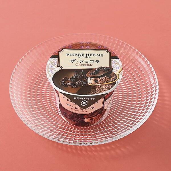 【ファミリーマート】ビジュもいい！ファミマの新作スイーツ3選「ピエール・エルメ　アンソロジー監修　チョコレートバニラケーキ」は有名店監修の濃厚な味わい！