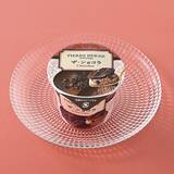 「【ファミリーマート】ビジュもいい！ファミマの新作スイーツ3選「ピエール・エルメ　アンソロジー監修　チョコレートバニラケーキ」は有名店監修の濃厚な味わい！」の画像3