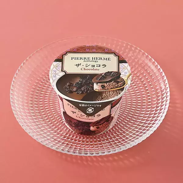 「【ファミリーマート】ビジュもいい！ファミマの新作スイーツ3選「ピエール・エルメ　アンソロジー監修　チョコレートバニラケーキ」は有名店監修の濃厚な味わい！」の画像